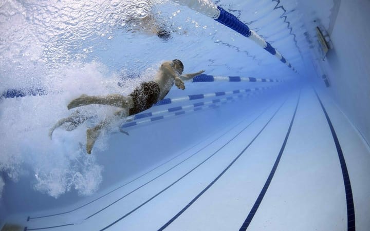Über Brust- und Rückenschwimmen